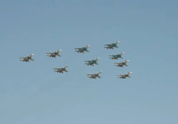 Un groupe de SU-34, SU-27 et SU-35 lors d'une répétition du défilé dédié au 72e anniversaire de la Victoire dans la grande guerre patriotique . — Photo