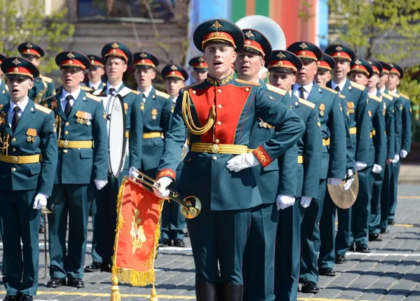 Militärmusiker bei der Generalprobe der Parade zum 72. Jahrestag des Sieges im Großen Vaterländischen Krieg. — Stockfoto