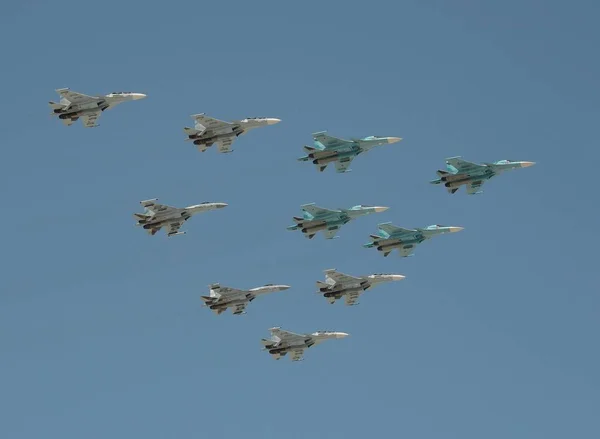 Grup Su-34, Su-27 ve Su-35 büyük Vatanseverlik Savaşı zaferle 72 yıldönümü adanmış geçit bir prova sırasında. — Stok fotoğraf