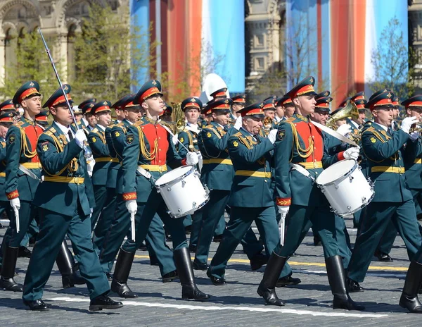 Militaire muzikanten tijdens de repetitie van de parade gewijd aan de 72e verjaardag van de overwinning in de grote patriottische oorlog. — Stockfoto