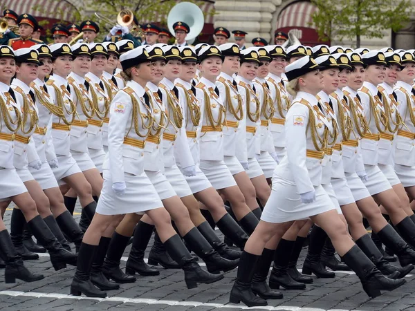 女学员的军事大学和季 · 沃尔斯基军事学院的物质支持在红场胜利日游行期间命名 A.Khrulyov. 免版税图库图片