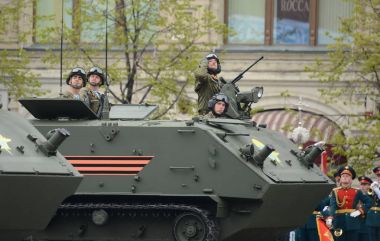  Kızıl Meydan üzerinde zafer geçidi sırasında zırhlı çok amaçlı amfibik Btr-Mdm 