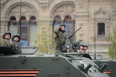  Kızıl Meydan üzerinde zafer geçidi sırasında zırhlı çok amaçlı amfibik Btr-Mdm 