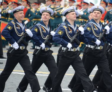  Pasifik daha yüksek Denizcilik Okulu imeni S. O. Makarov kırmızı kare üzerinde geçit onuruna Zafer Bayramı sırasında öğrenciler.