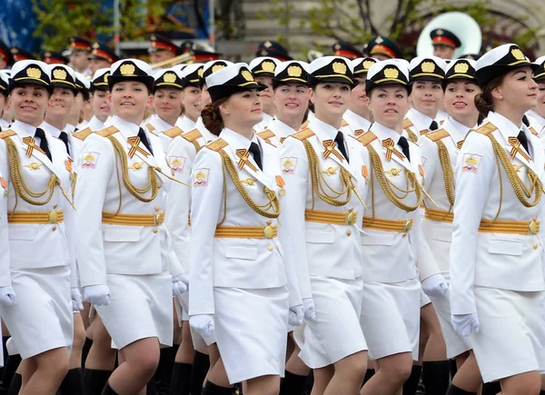 Dziewczyny kadetów wojskowych uczelni i m. wojskowego Instytutu wsparcia materialnego, nazwany na cześć A. Khrulyov podczas parady dzień zwycięstwa na placu czerwonym. — Zdjęcie stockowe