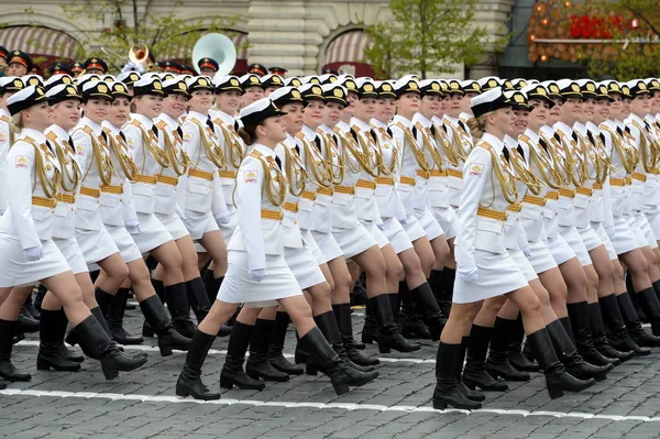 Meisjes-cadetten van de Universiteit van de militaire en Volsky militaire Instituut van materiële steun vernoemd naar A. Khrulyov tijdens de overwinningsparade van de dag op het Rode plein. — Stockfoto