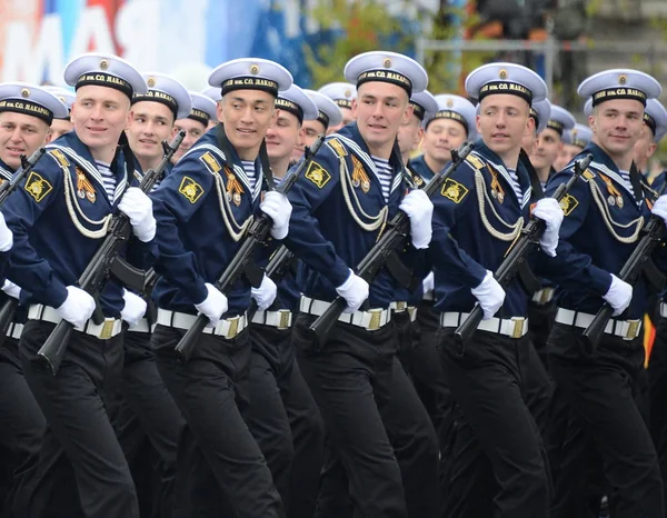 The cadets of the Pacific higher naval school imeni S. O. Makarov during the parade on red square in honor of Victory Day. — Stock Photo, Image