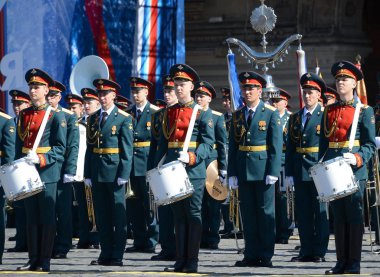  Büyük Vatanseverlik Savaşı zaferle 72 yıldönümü adanmış geçit töreni provası, askeri müzisyenler.