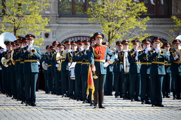 Militärmusiker bei der Generalprobe der Parade zum 72. Jahrestag des Sieges im Großen Vaterländischen Krieg. — Stockfoto