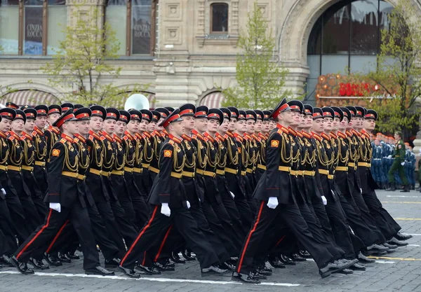 Gli studenti della scuola militare di Mosca Suvorov durante la parata su quadrato rosso in onore di Giorno di Vittoria . — Foto Stock