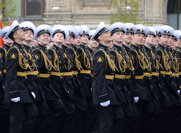 Les élèves de l'école navale de Nakhimov pendant le défilé sur la place rouge en l'honneur du Jour de la Victoire . — Photo