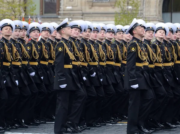 Los estudiantes de la escuela naval de Nakhimov durante el desfile en la plaza roja en honor al Día de la Victoria . —  Fotos de Stock