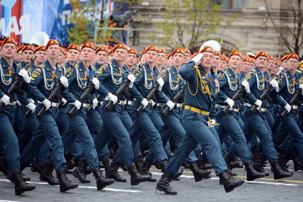 Studenten der Akademie des Zivilschutzes Emercom von Russland während der Parade auf dem Roten Platz zu Ehren des Sieges. — Stockfoto