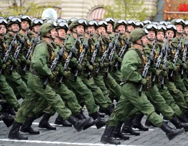 331st Muhafızlar hava indirme Alayı'Kostroma kırmızı kare üzerinde geçit onuruna Zafer Bayramı sırasında paraşütçüler.