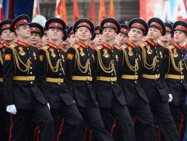  Kızıl Meydan üzerinde geçit töreni zafer günü onuruna Tver (Kalinin) Suvorov askeri okulda öğrenciler.