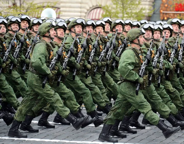 Des parachutistes du 331e régiment aéroporté des gardes à Kostroma lors du défilé sur la place rouge en l'honneur du Jour de la Victoire . — Photo