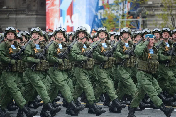 Parachutisten van het 331e bewakers airborne regiment in Kostroma tijdens de parade op het Rode plein ter ere van de dag van de overwinning. — Stockfoto