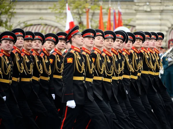 Los alumnos de la escuela militar Tver (Kalinin) Suvorov durante el desfile en la plaza roja en honor al Día de la Victoria . — Foto de Stock