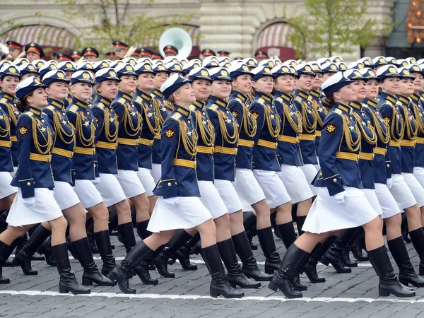 Girls-cadets Military Academy of Communications Budyonny and the Military Space Academy Mozhaisky during the parade on Red Square in honor of the Victory Day. — Stock Photo, Image