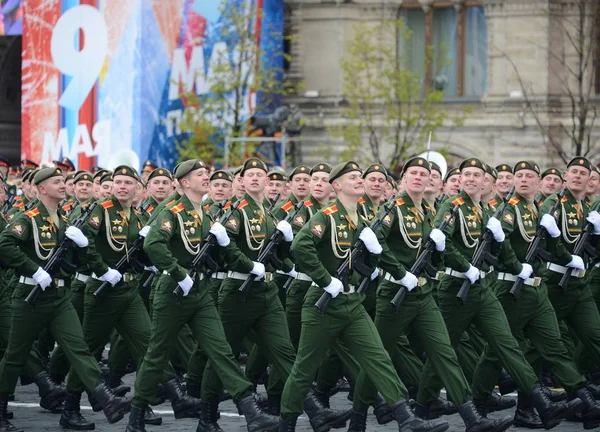 Cadetes da Universidade Militar do Ministério da Defesa da Federação Russa durante o desfile na Praça Vermelha em honra do Dia da Vitória . — Fotografia de Stock