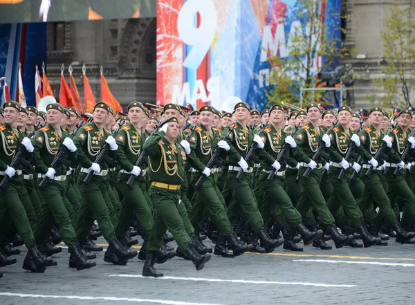 Cadetten van de Universiteit van de militairen van het ministerie van defensie van de Russische Federatie tijdens de parade op het Rode plein ter ere van de dag van de overwinning. — Stockfoto