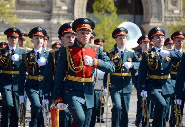  Büyük Vatanseverlik Savaşı zaferle 72 yıldönümü adanmış geçit töreni provası, askeri müzisyenler.