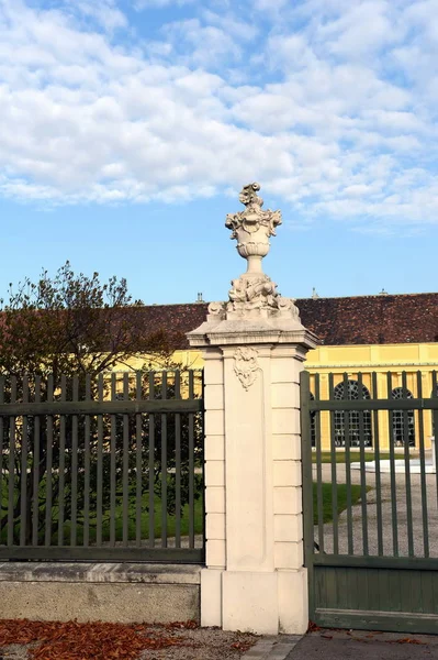 Охраняйте сад Шнбрунна в Вене — стоковое фото