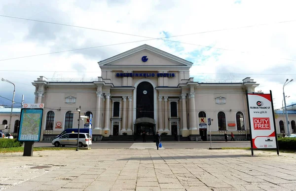 Vilnius - capital of Lithuania.The building of the railway station. — Stock Photo, Image