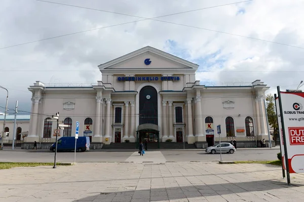 Vilnius - capital of Lithuania.The building of the railway station. — Stock Photo, Image