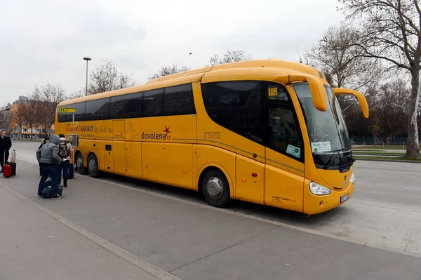 ウィーン行きの国際バスのバス停. — ストック写真
