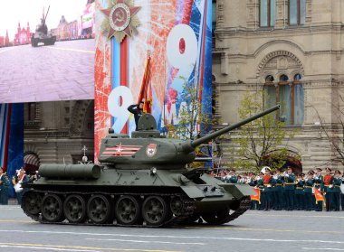  Büyük Vatanseverlik Savaşı zaferle 72 yıldönümü işaretleme bir geçit töreni sırasında kırmızı kare kırmızı bayraklı orta tank T-34-85.
