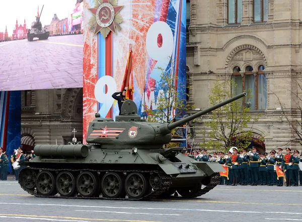  Büyük Vatanseverlik Savaşı zaferle 72 yıldönümü işaretleme bir geçit töreni sırasında kırmızı kare kırmızı bayraklı orta tank T-34-85.