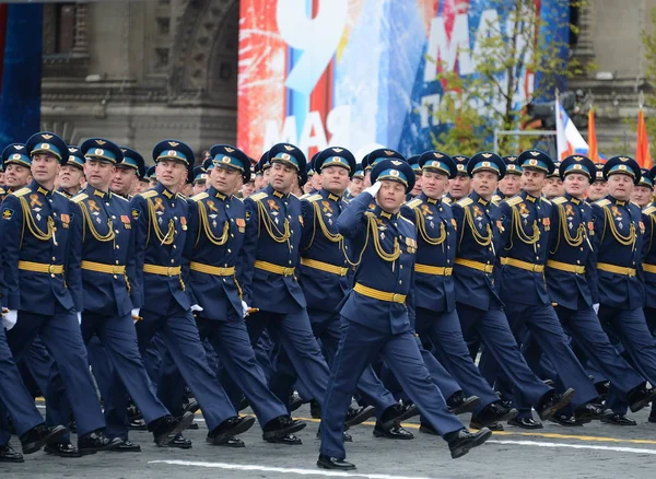 Oficiais da Academia da Força Aérea nomeados em homenagem ao Professor N. E. Zhukovsky e Y. A. Gagarin durante o desfile na praça vermelha em honra do Dia da Vitória . — Fotografia de Stock