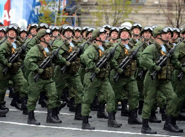 Парашютисты 331-го гвардейского воздушно-десантного полка в Костроме во время парада на Красной площади в честь Дня Победы . — стоковое фото