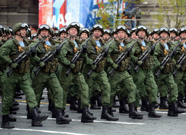  Парашютисты 331-го гвардейского воздушно-десантного полка в Костроме во время парада на Красной площади в честь Дня Победы
.