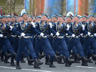  Ryazan havadan komut okul öğrenciler. V. F. Margelov (Rvvdku) kırmızı kare bir geçit onuruna Zafer Bayramı sırasında.