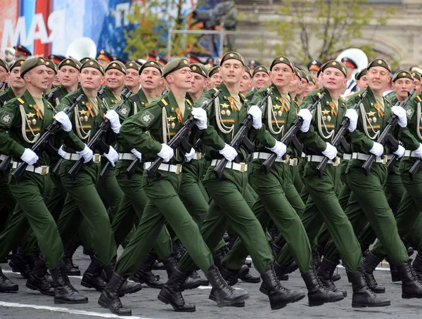 Soldaten van de 38e aparte spoorweg brigade tijdens een parade op het Rode plein ter ere van de dag van de overwinning. — Stockfoto