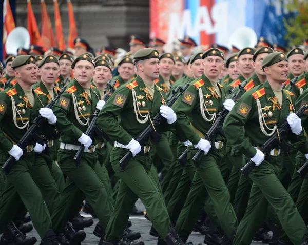 Kadetten der Militärakademie für Logistik im Auftrag des Armeegenerals a.v. Chrulewa auf der Parade zum Tag des Sieges. — Stockfoto