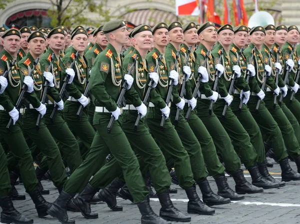 Cadetes de la Academia Militar de Logística en nombre del Ejército General A.V. khruleva en el desfile dedicado al Día de la Victoria . —  Fotos de Stock