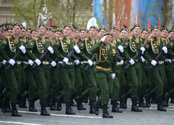 Cadetes da Academia Militar de Logística em nome do Exército General A.V. khruleva no desfile dedicado ao Dia da Vitória . — Fotografia de Stock