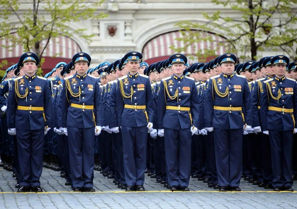 Офицеры Академии ВВС имени профессора Н. Е. Жуковского и Ю. А. А. Гагарин во время парада на Красной площади в честь Дня Победы . — стоковое фото