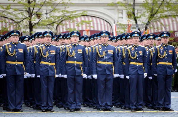 Oficiais da Academia da Força Aérea nomeados em homenagem ao Professor N. E. Zhukovsky e Y. A. Gagarin durante o desfile na praça vermelha em honra do Dia da Vitória . — Fotografia de Stock