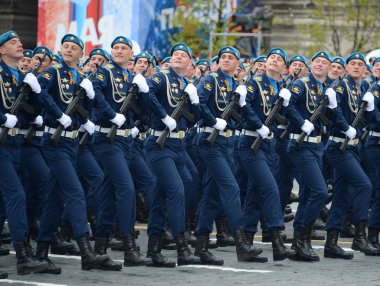  Öğrenciler, Hava Kuvvetleri Akademisi adını Profesör N. E. Zhukovsky ve Y. A. Gagarin kırmızı kare üzerinde geçit onuruna Zafer Bayramı sırasında.