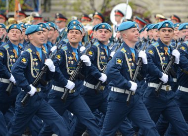  Öğrenciler, Hava Kuvvetleri Akademisi adını Profesör N. E. Zhukovsky ve Y. A. Gagarin kırmızı kare üzerinde geçit onuruna Zafer Bayramı sırasında.