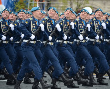  Öğrenciler, Hava Kuvvetleri Akademisi adını Profesör N. E. Zhukovsky ve Y. A. Gagarin kırmızı kare üzerinde geçit onuruna Zafer Bayramı sırasında.