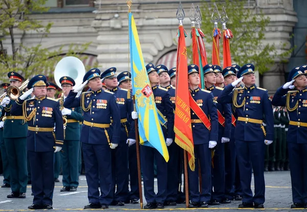 Gli ufficiali dell'Accademia dell'Aeronautica Militare prendono il nome dal professor N. E. Zhukovsky e Y. A. Gagarin durante la sfilata su piazza rossa in onore di Giorno di Vittoria . — Foto Stock