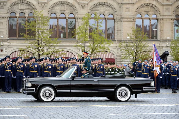 El ministro de defensa de Rusia, Sergey Shoigu, desfila en la plaza roja el Día de la Victoria . — Foto de Stock