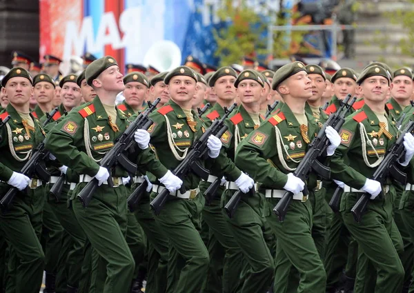 2. őrök katonák motoros Tamanskaya hadosztály alatt a felvonulás a Vörös téren tiszteletére győzelem napja. — Stock Fotó