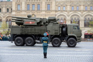  Zafer Bayramı 72th yıldönümü kutlaması. Kombine kısa ve orta menzilli hava savunma füze ve uçaksavar topçu silah sistemi Pantsir-S1 IS