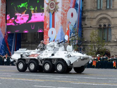  Btr-82a bir afiş bir geçit töreni sırasında Arctic sürümü Zafer Bayramı için ayrılmış.